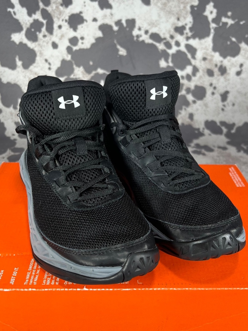 UNDER ARMOUR BASKETBALL SHOES size6.5y / Boys